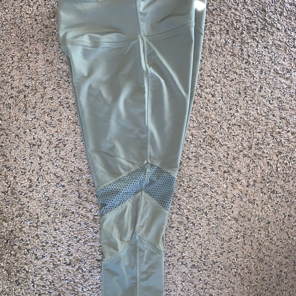 Olive cropped workout leggings with mesh panels. - Picture 4 of 5